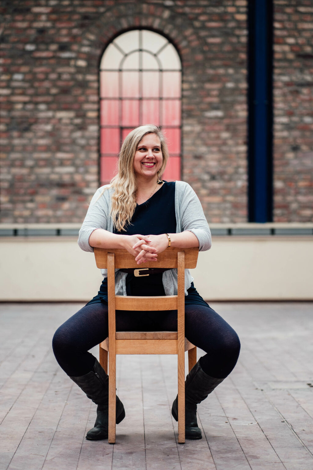 Britta Kunze sitzt lächelnd auf Stuhl